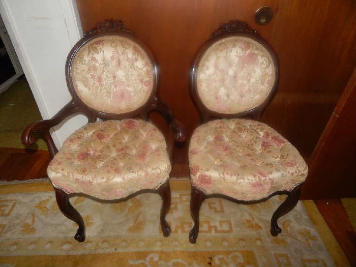 2 MATCHING SITTING CHAIRS. CHAIR ON RIGHT DOES NOT HAVE ARMS