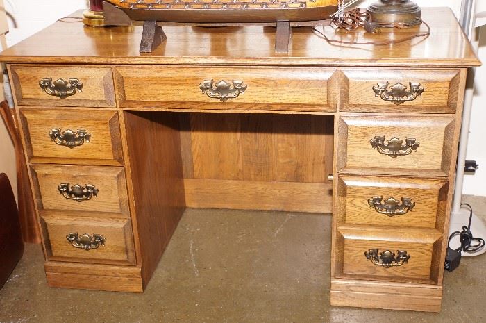 Oak desk with 7 drawers