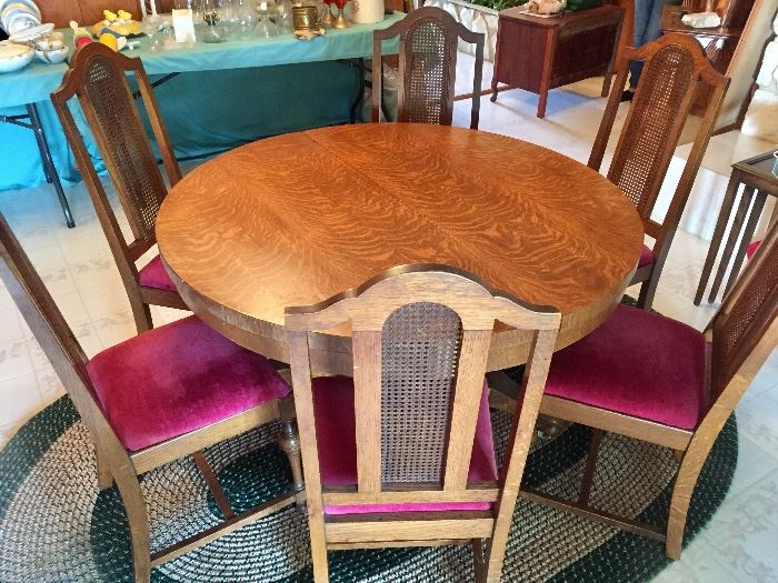 VERY NICE OAK DINING TABLE WITH 6 CHAIRS AND 2 EXTENDERS