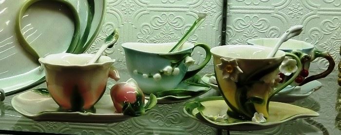 Beautiful tea cup sets with matching spoons, in a gift box.