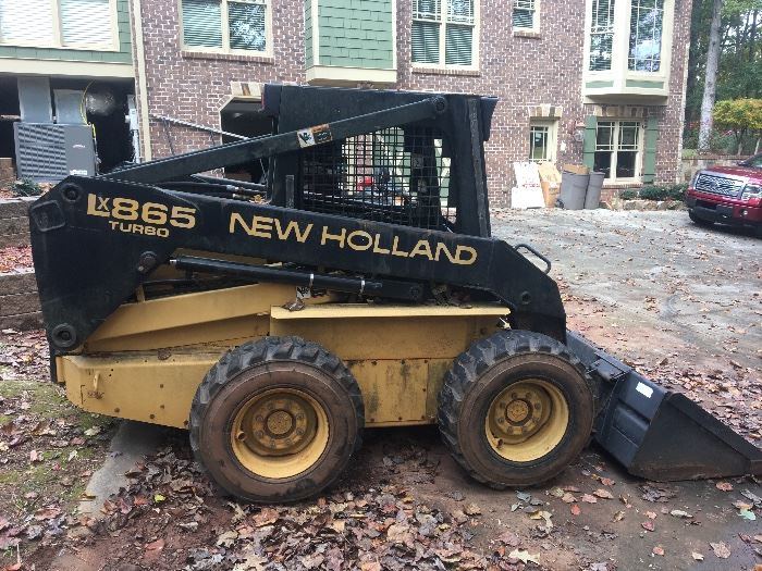 New Holland LX865 Turbo skid loader with bucket attachment (437.6 hours!)