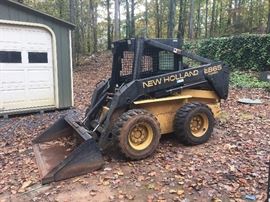 New Holland LX865 Turbo skid loader with bucket attachment (437.6 hours!)