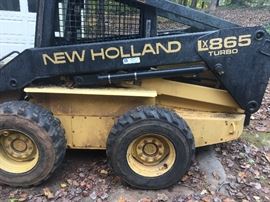 New Holland LX865 Turbo skid loader with bucket attachment (437.6 hours!)