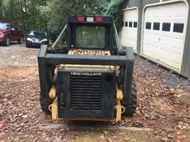 New Holland LX865 Turbo skid loader with bucket attachment (437.6 hours!)