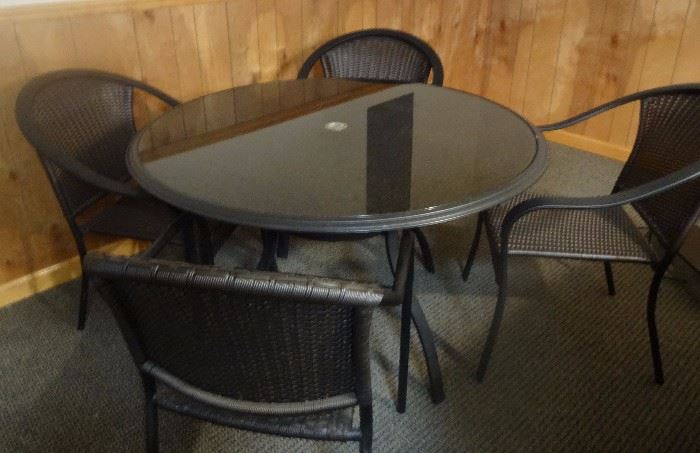 42" round patio set with 4 chairs