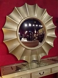 LARGE ROUND SILVER FINISH MIRROR WITH SCALLOPED FRAME