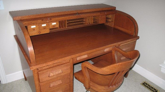 C curve roll top desk. Excellent condition with key.