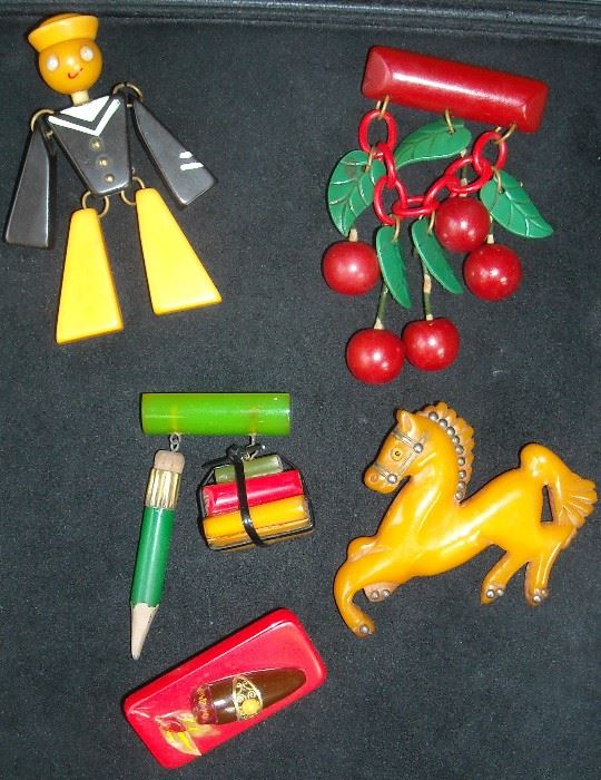 I have never seen so many nice pieces of bakelite and catalin in one collection.  Pins, bracelets, necklaces, earrings, buttons, etc. I will be posting many more pictures of this delightful collection.