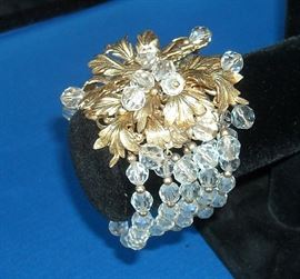 Lovely vintage signed Napier bracelet.