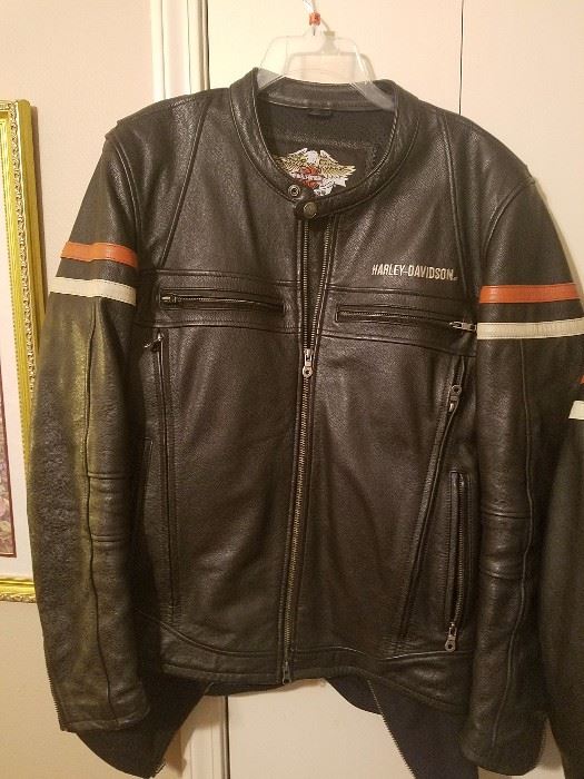 Harley leather jacket, men's size  Large   Like  new