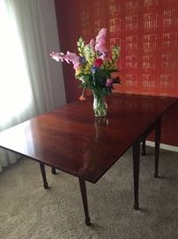A flame mahogany drop leaf gate leg table (open)