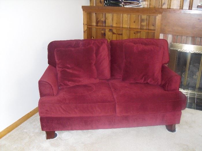 Contemporary loveseat.  This loveseat is comfortable and attractive.  Adds a lot of style and class with a pop of color to any décor.