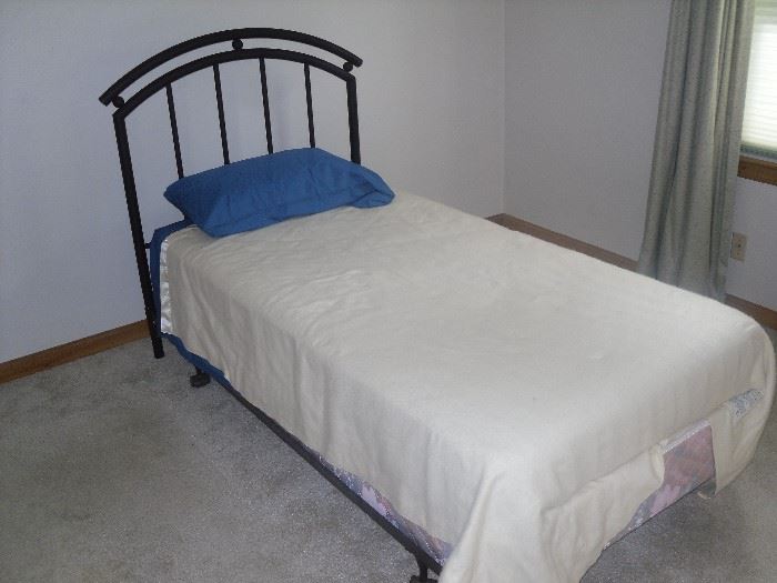 Single mattress set and bed frame