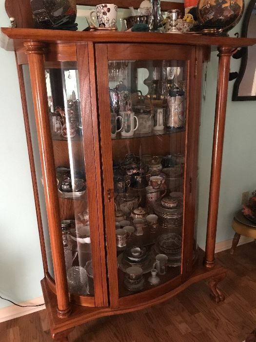 Stunning glass front curio/display cabinet. Beautiful condition!
