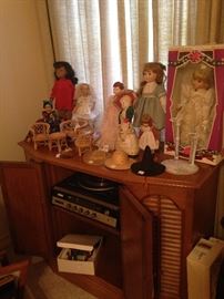 Dolls; vintage turntable