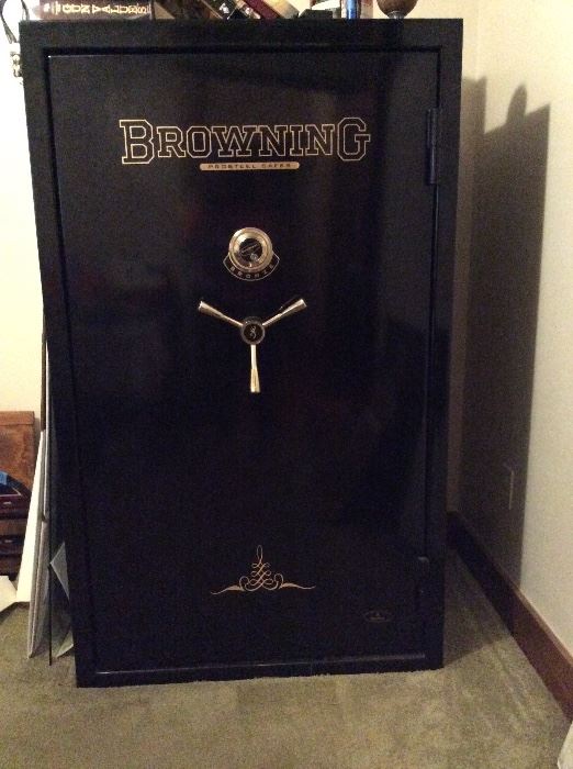 Browning gun safe. Large. Excellent condition 