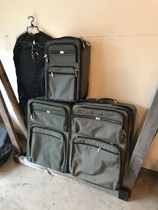 Matching luggage in very good condition!