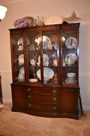 Lovely China Cabinet in Hepplewhite Style