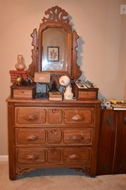 Beautiful Victorian 3 Drawer Chest with Mirror