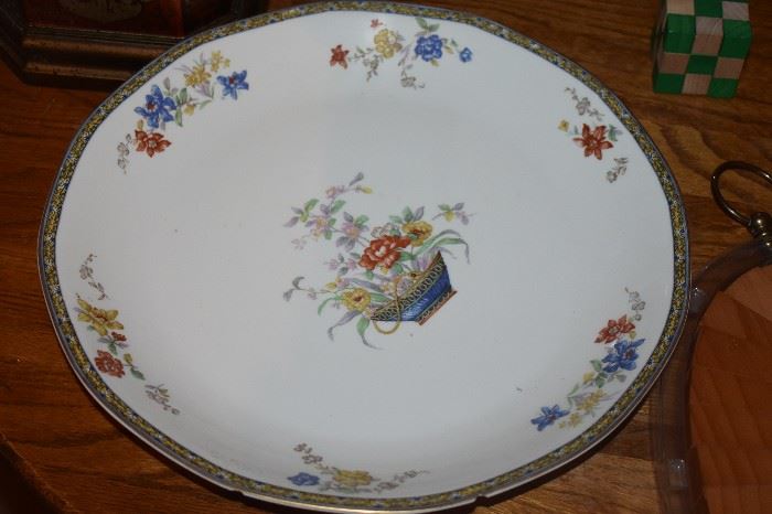 Collectible Plate with Bouquet