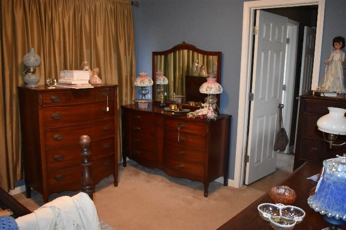 Lovely 4 Poster Bed with Gorgeous Matching Mirrored Dresser and Chest!