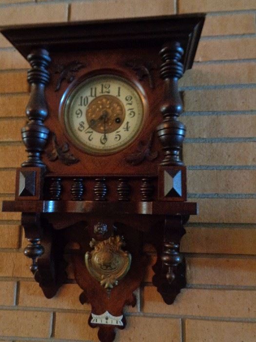 ANTIQUE CLOCK CHIMES ON HOUR AND HALF HOUR