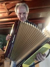 Great condition accordion. It plays great!!