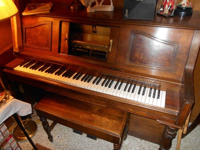 working  Player piano .... Great for restaurant or store