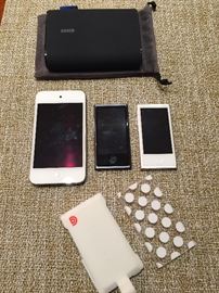 Anker external charger.  iPod 32 GB, (2) iPod 7th generation (a1446) and cases