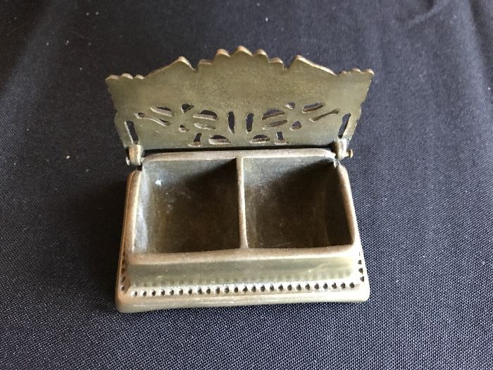 Small vintage solid brass flower box (2 of 2 pics)
