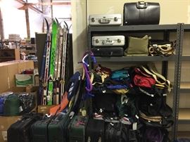 Skis/boots/packs/luggage