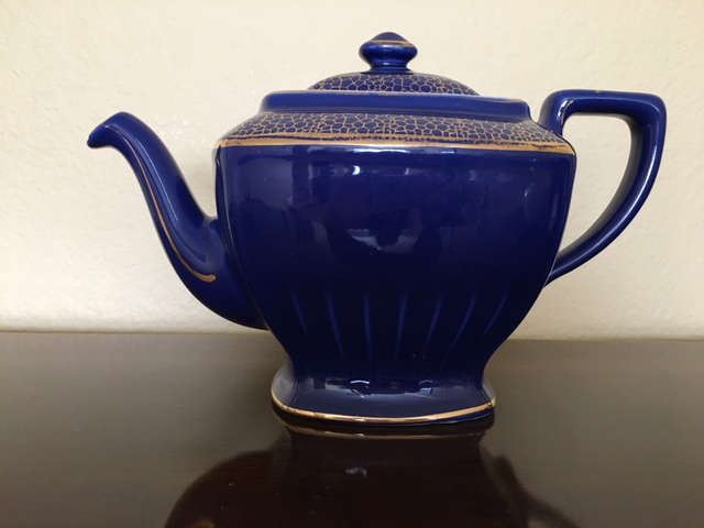 Hall Porcelain Tea Pot - 8 Cup   Excellent Condition  $ 45