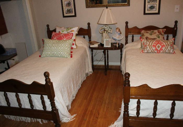 Another view of the twin beds with spreads..