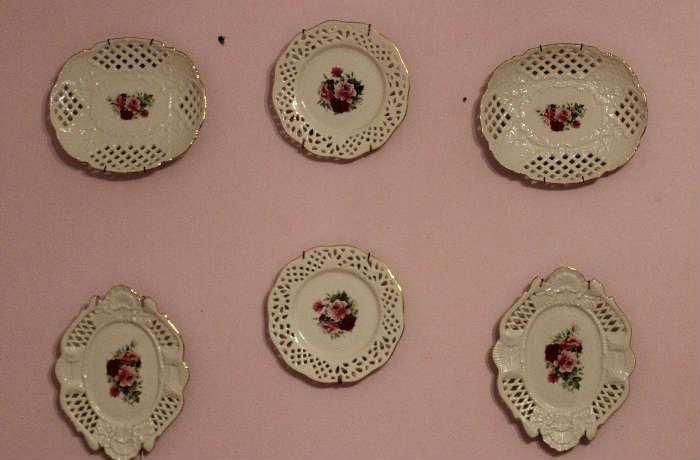 The white plates with pink roses in the pink room.