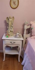 The other end table In pink room.