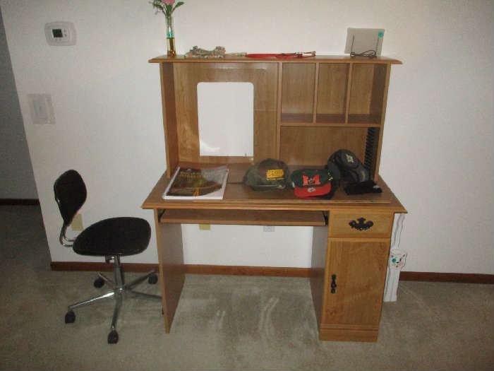 COMPUTER DESK