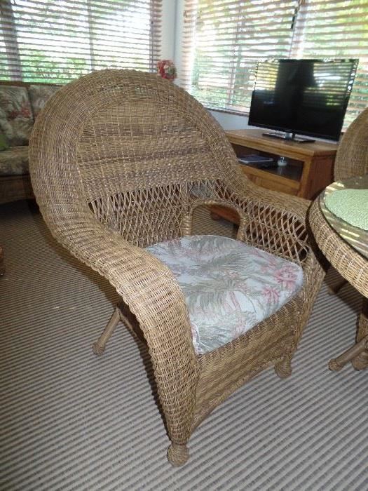 Like new wicker glass top table and 4 chairs