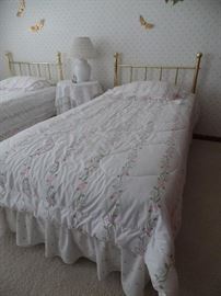 Matching brass twin beds and bedding