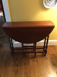 Drop leaf table 