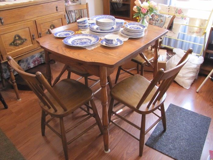 Small farmhouse table with 5 chairs and 1 leaf