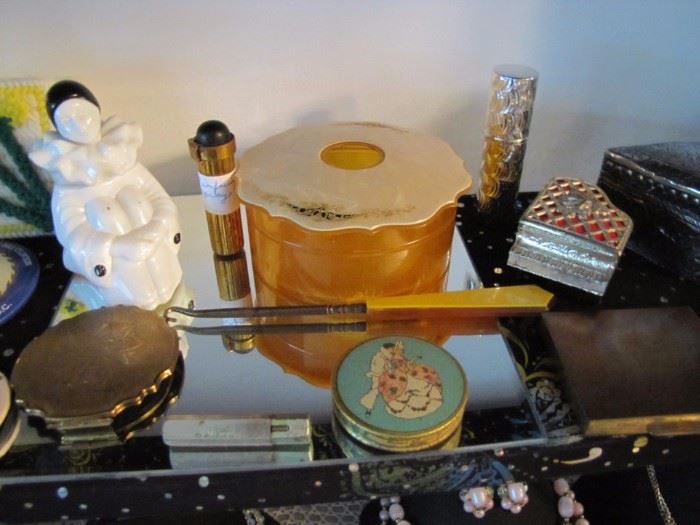 Jewelry table vanity items
