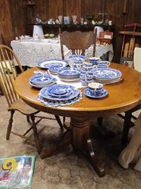 Pedistal oak table with Japan Willow ware