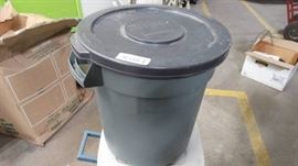 Rubbermaid Brute 10 gallon trash can w/ lid