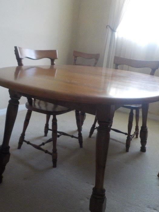 Maple Dining Room Table with 2 Extensions. 6-Chairs