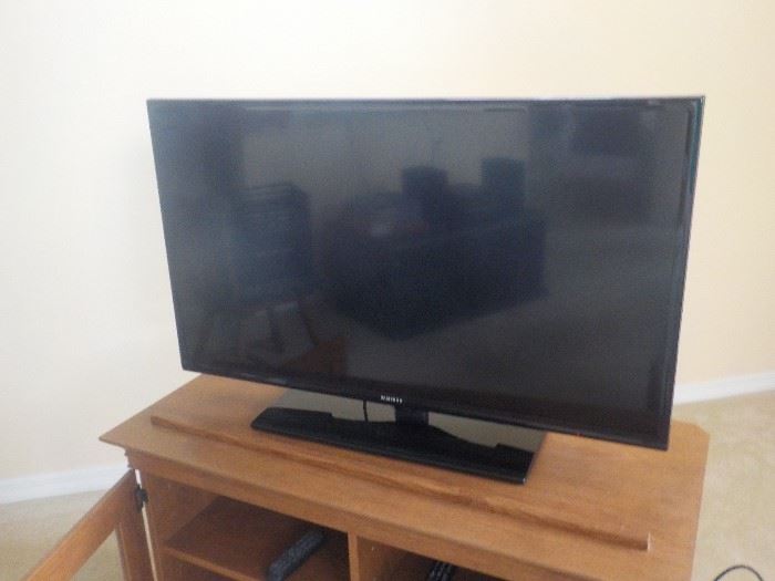 35" Samsung HD TV. Works perfectly, great picture! Remote Included