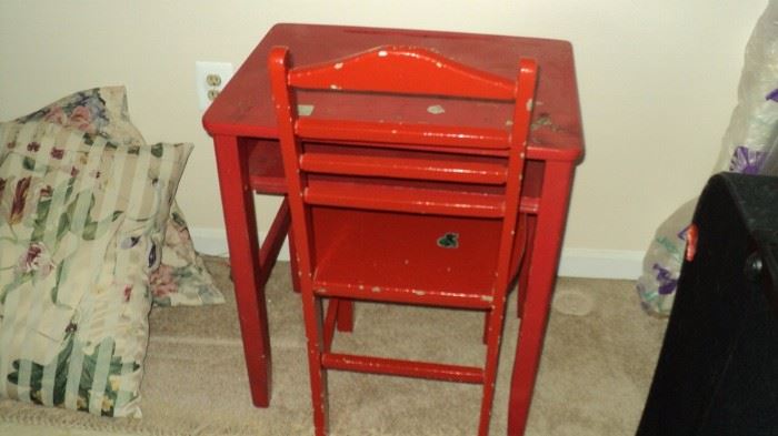 Childs red table    