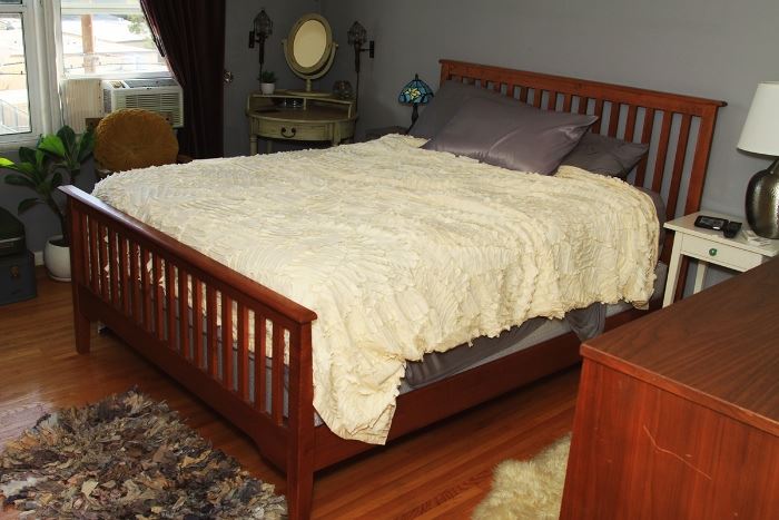 Fabulous, Solid Wood Queen Size Bed. Like New!