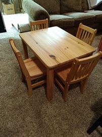 Cute kid's table and chairs set!!  Again, in great condition!