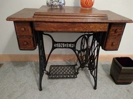 Antique Singer sewing machine with all the parts, works