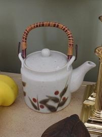 Tea pot w/cups (pic's of cup on Oct 23rd)